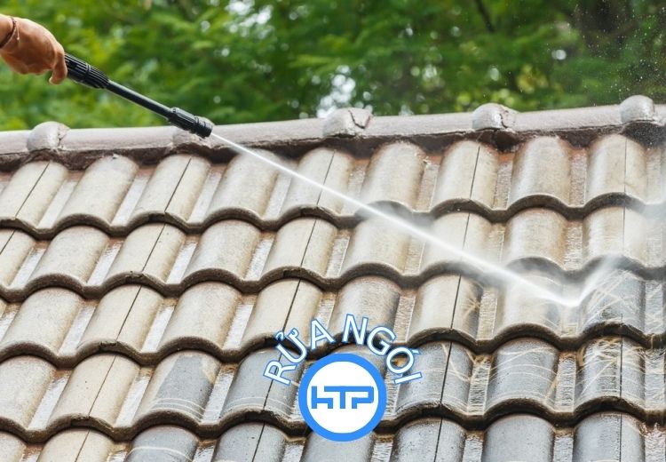 Cần phải đảm bảo tiêu chuẩn an toàn khi vệ sinh mái ngói